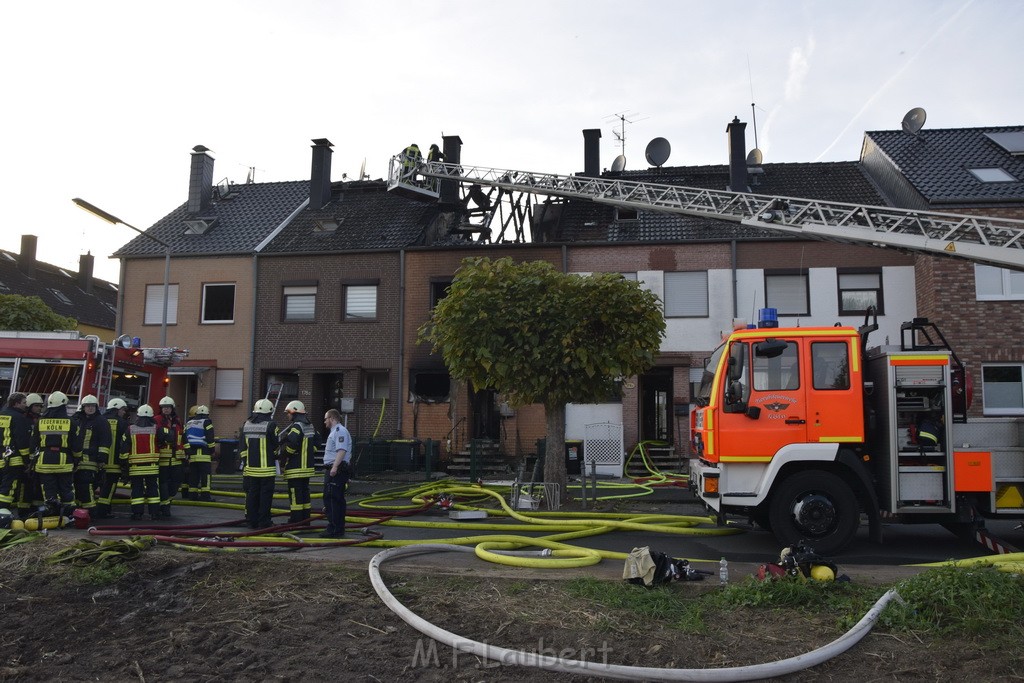 Feuer 2 Vollbrand Reihenhaus Roggendorf Berrischstr P014.JPG - Miklos Laubert